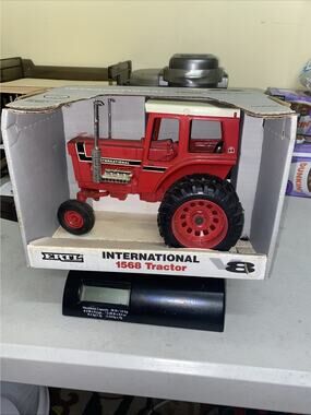 ERTL 1/16 International Harvester 1568 V-8 Tractor Diecast